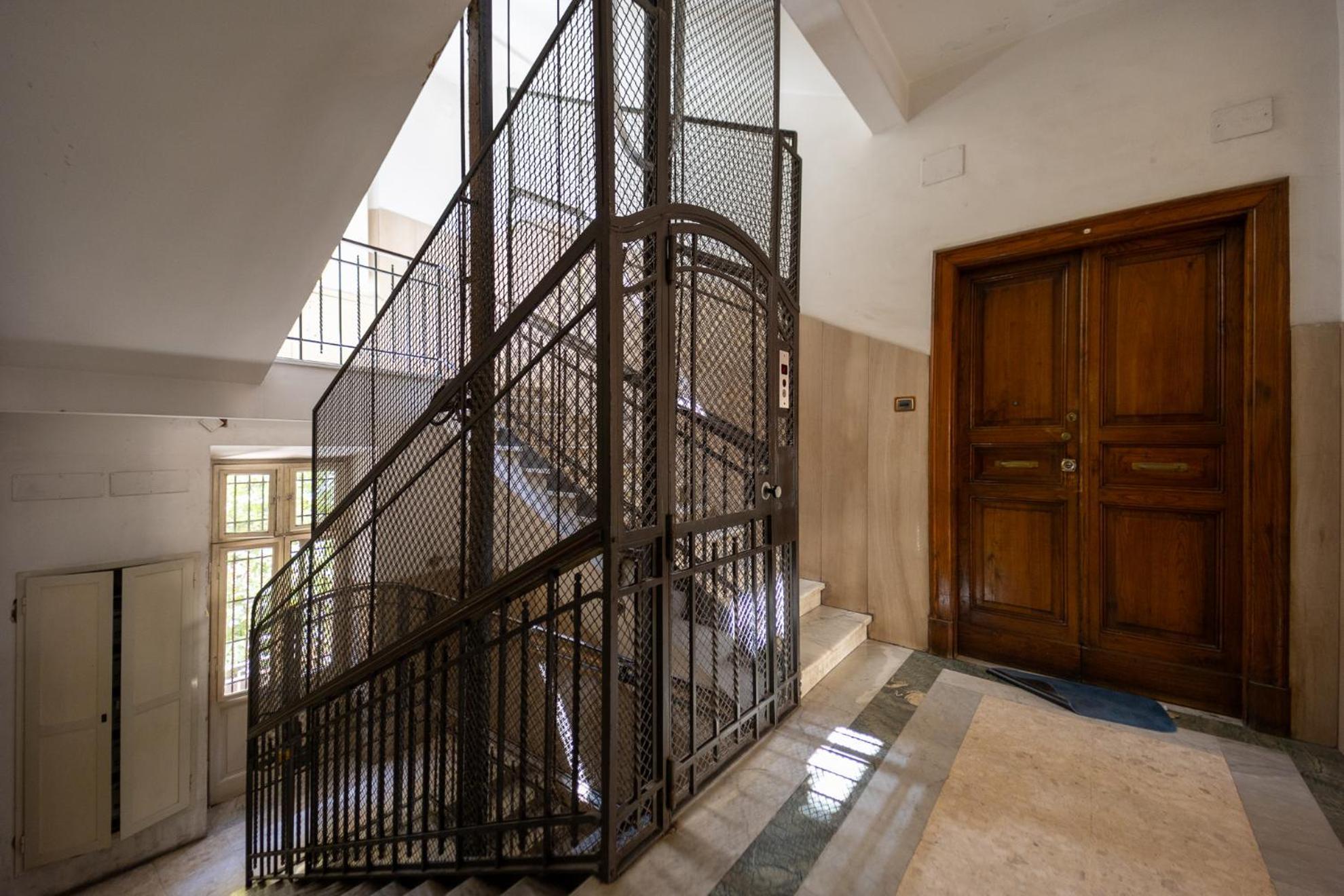 Apartment Caruso Regal House